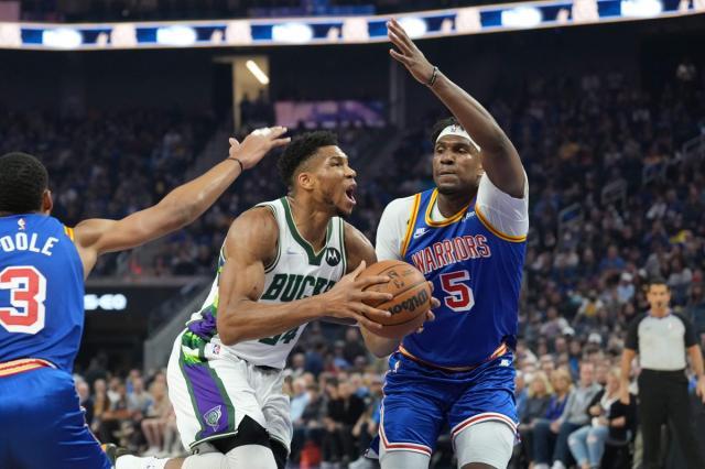 足球联赛-字母哥强杀篮下变成空砍 雄鹿为忽视克雷付出代价