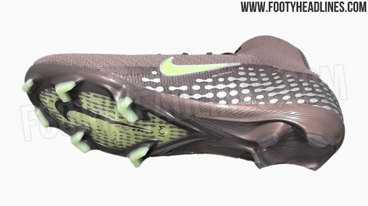 美洲杯-280欧！姆巴佩最新签名战靴谍照：金属银+梅子日食配色，印KM标识